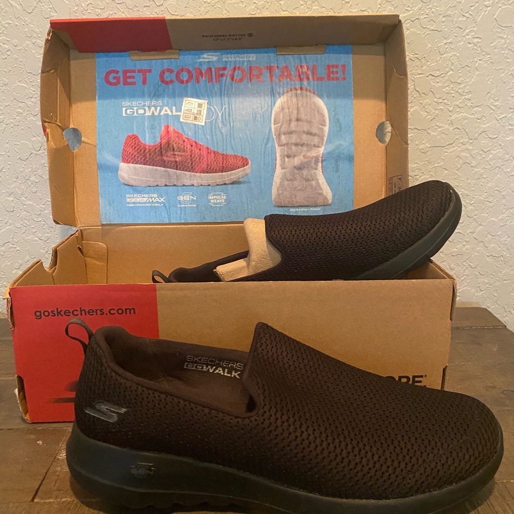 Woman’s Skechers NEW!